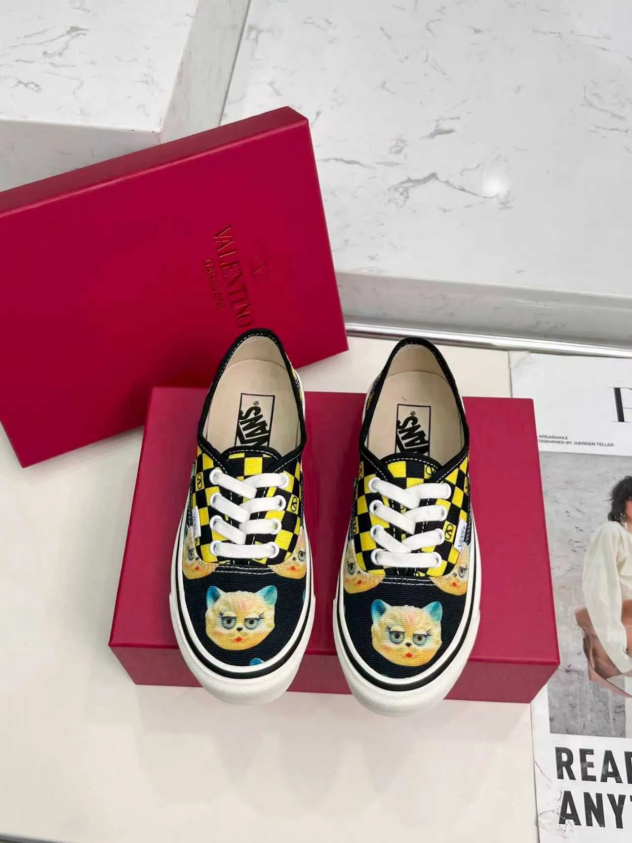 [Valentino Giving classic shoes a personality that spans the ages. Many celebrities - Jolin Tsai. Yang Zi. Liu Wen. Ma Baiquan. Choi Soobin. freen. Song Zuer. JJ Lin. zel. Cecilia Cheung. shark. Xin Yunlai...same style.